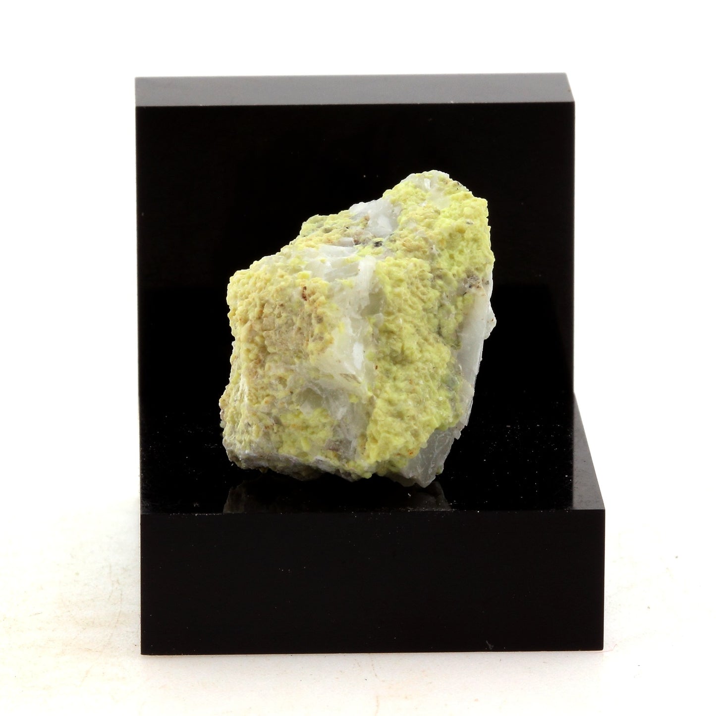 Brucite. 36.89 carats. Grenville, Québec, Canada