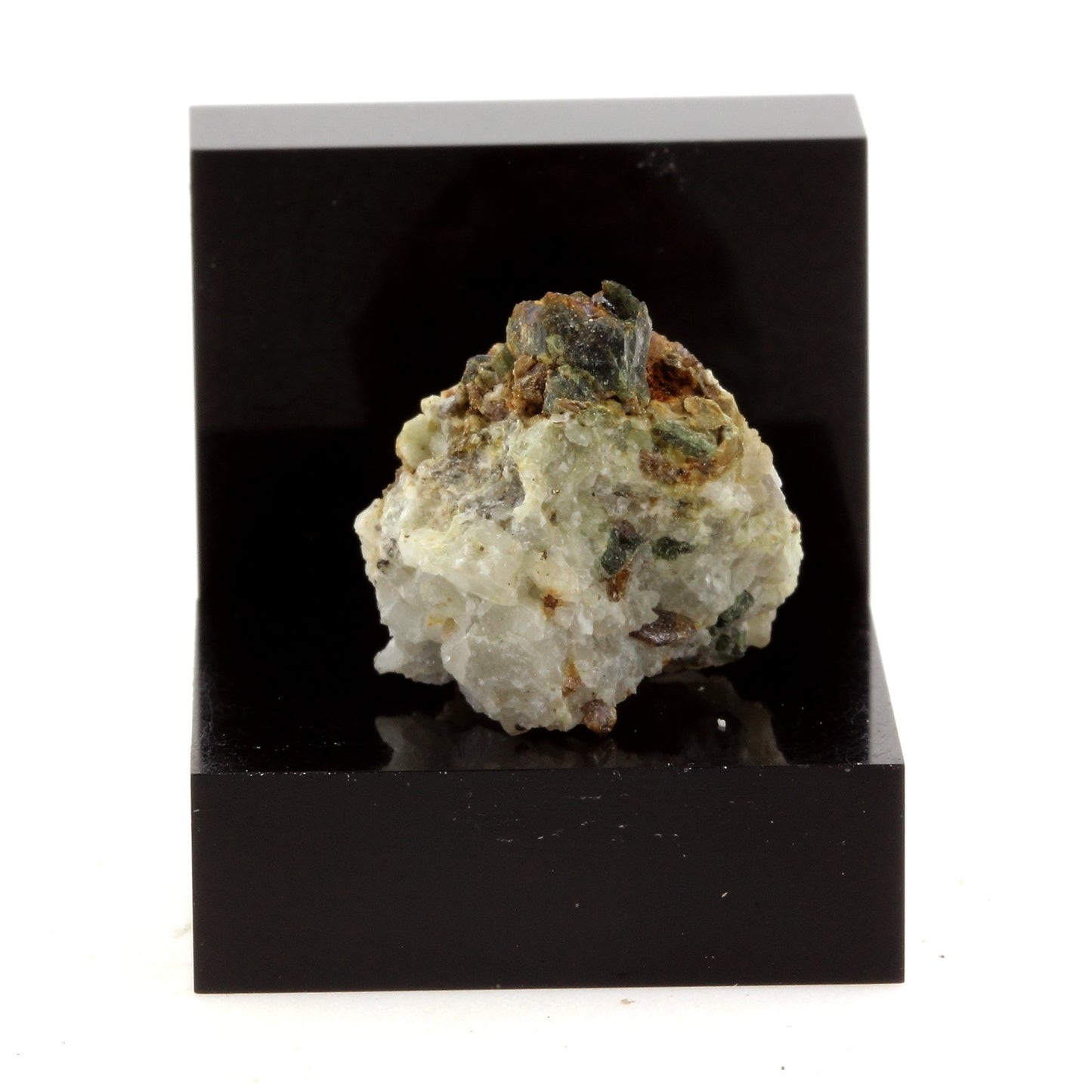 Apatite. 28.31 carats. Grenville, Québec, Canada