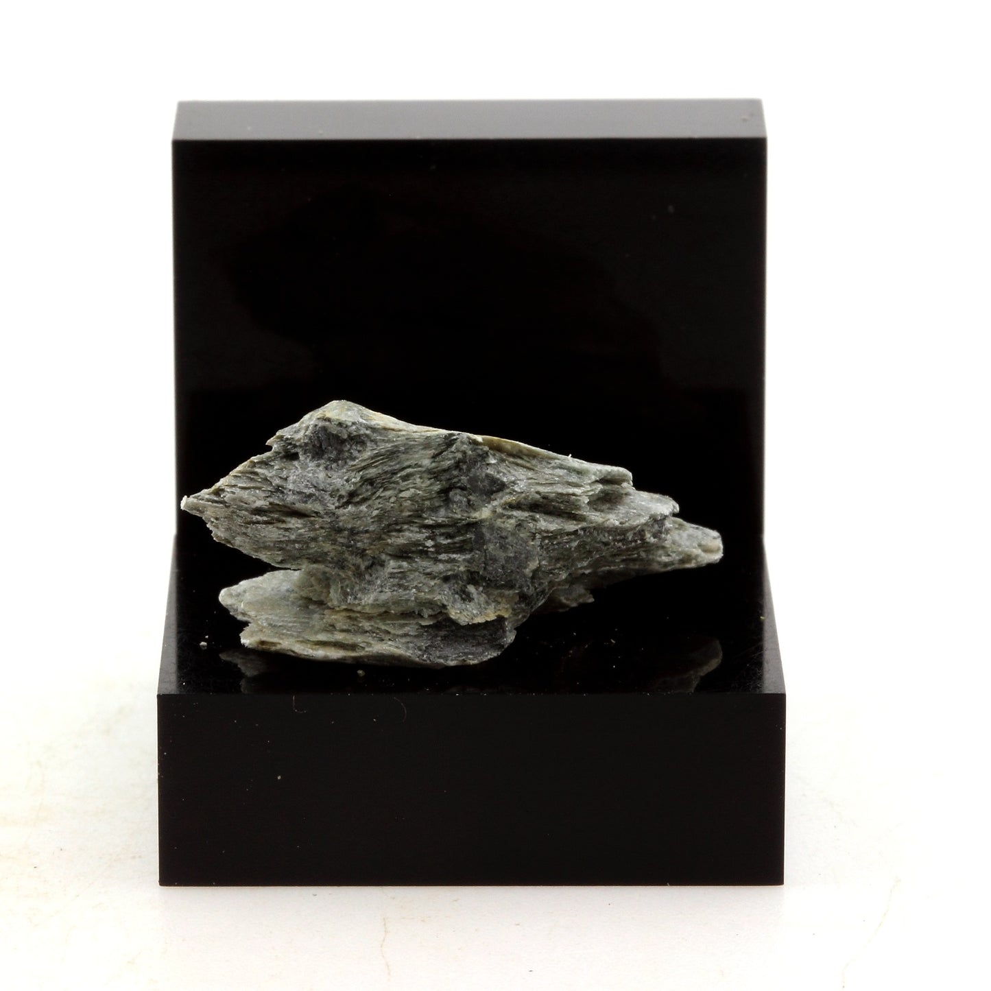 Chromitic Serpentine. 19.89 carats. Estrie, Québec, Canada