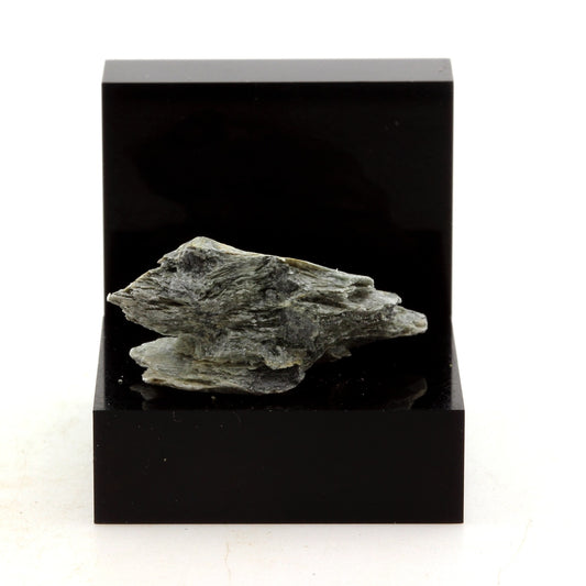 Chromitic Serpentine. 19.89 carats. Estrie, Québec, Canada