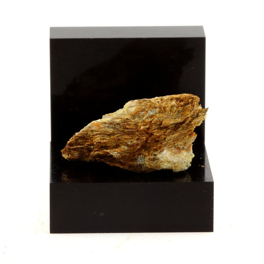 Carpholite. 20.44 carats. Montauban, Québec, Canada