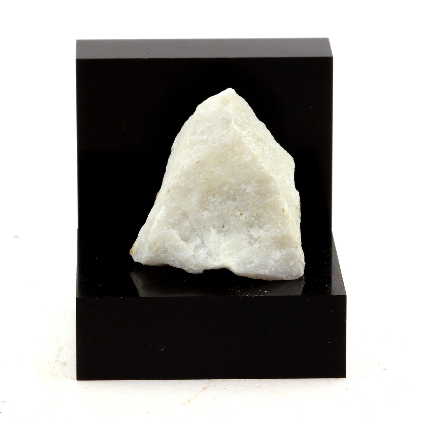 Giobertite, 26.84 carats, Grenville, Québec, Canada