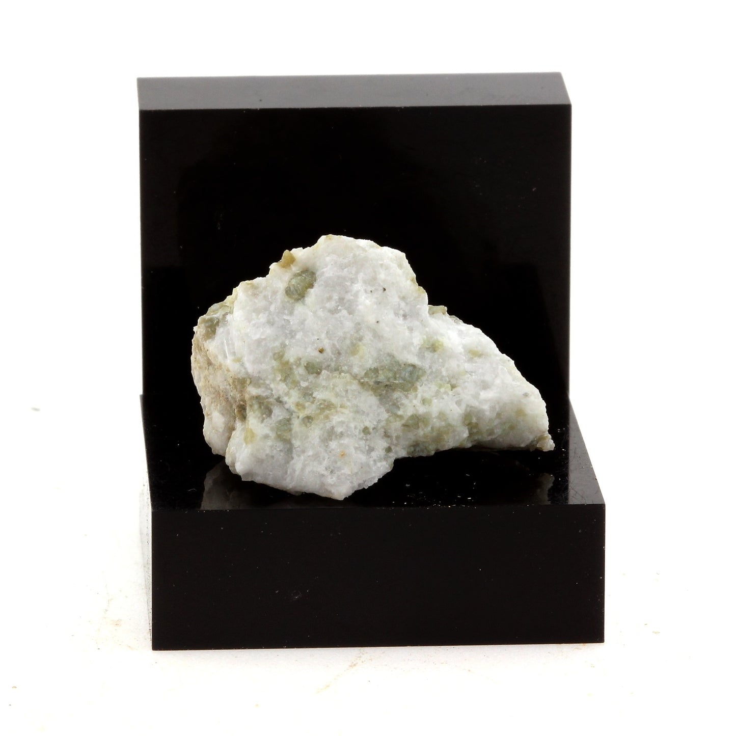 Monticellite, 29.35 carats, Grenville, Québec, Canada