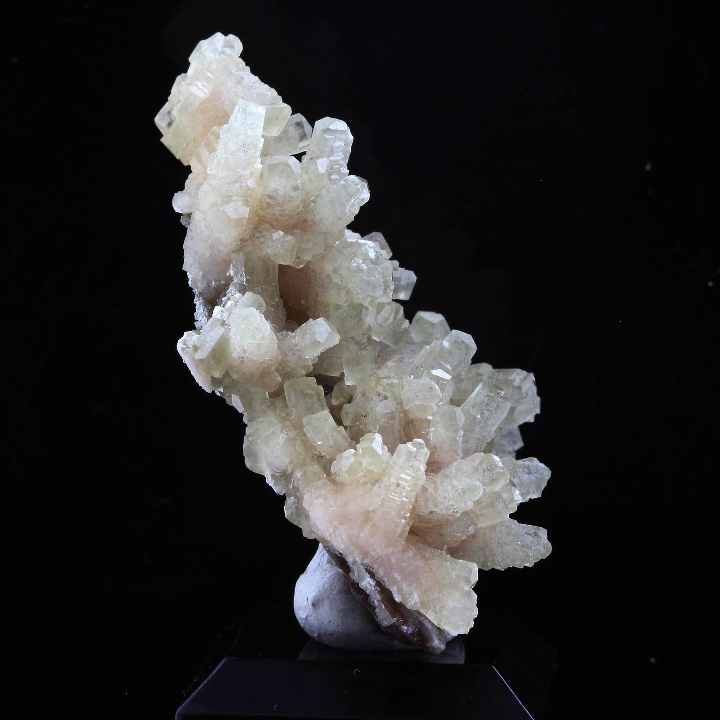 Calcite. 136.5 carats. Luzy, Nièvre, France