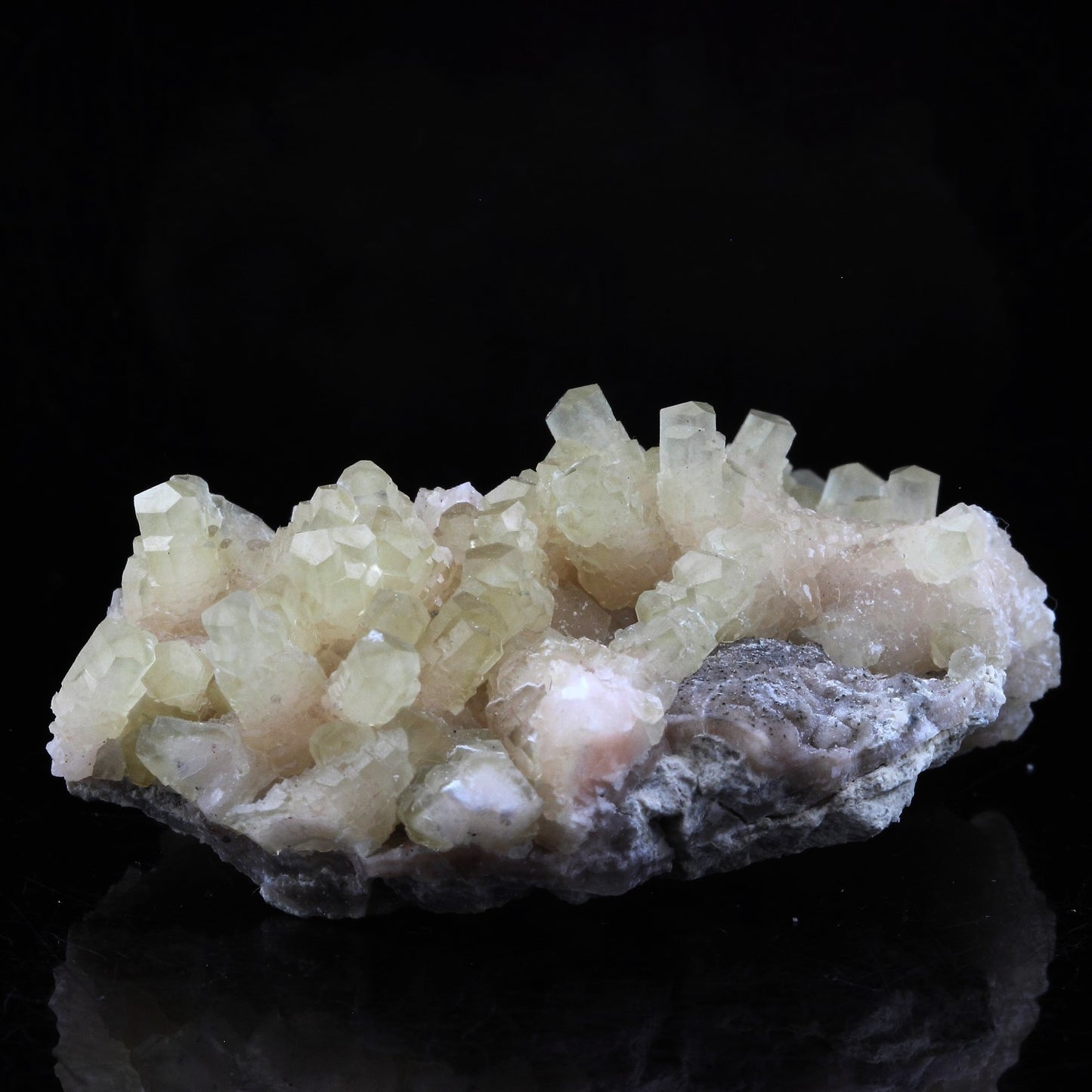 Calcite. 142.0 carats. Luzy, Nièvre, France