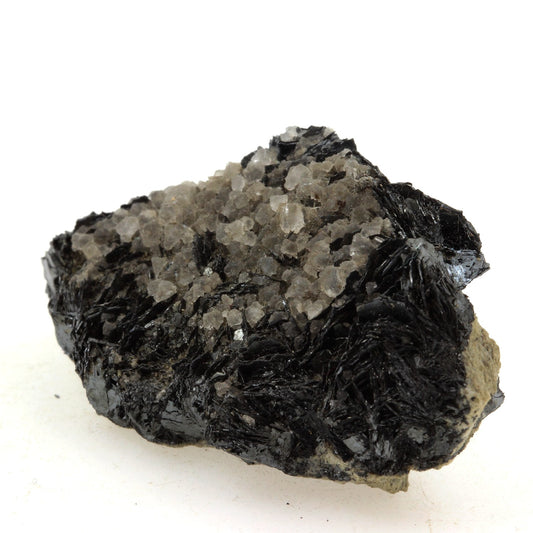 Hematite + Fluorite grise. 161.2 carats. Massif du Mont-Blanc, France