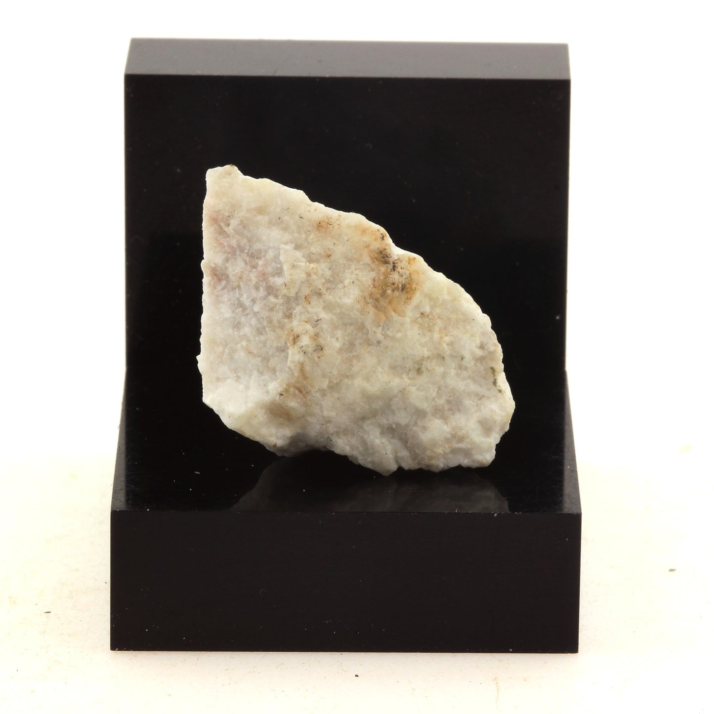 Hydromagnesite. 22.0 carats. Kilmar, Québec, Canada