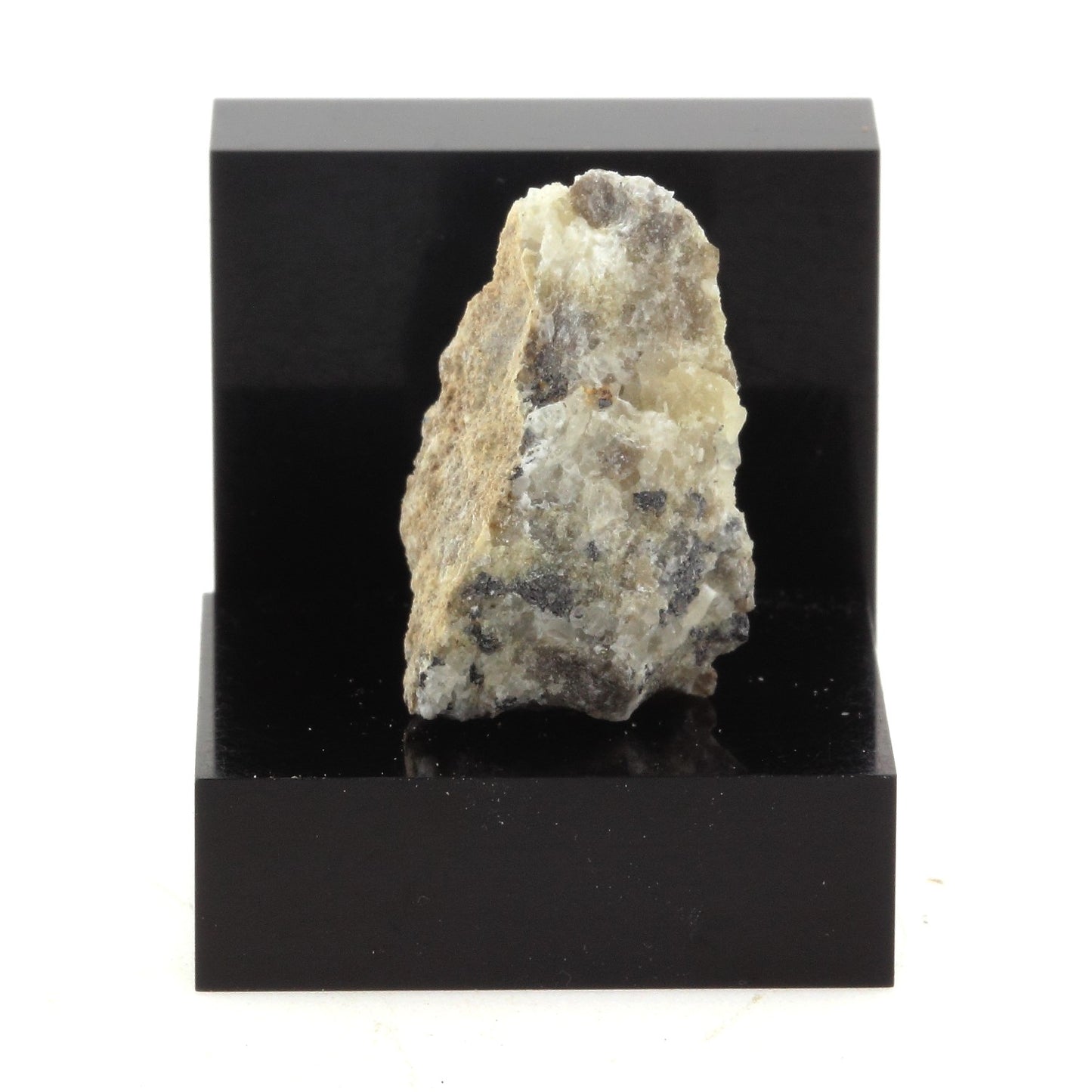 Niocalite, 30.3 carats, Oka, Québec, Canada