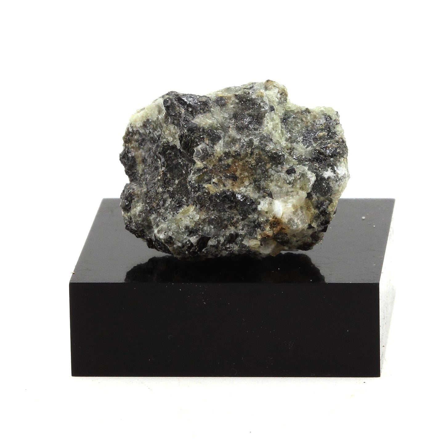 Latrappite, 31.5 carats, Oka, Québec, Canada