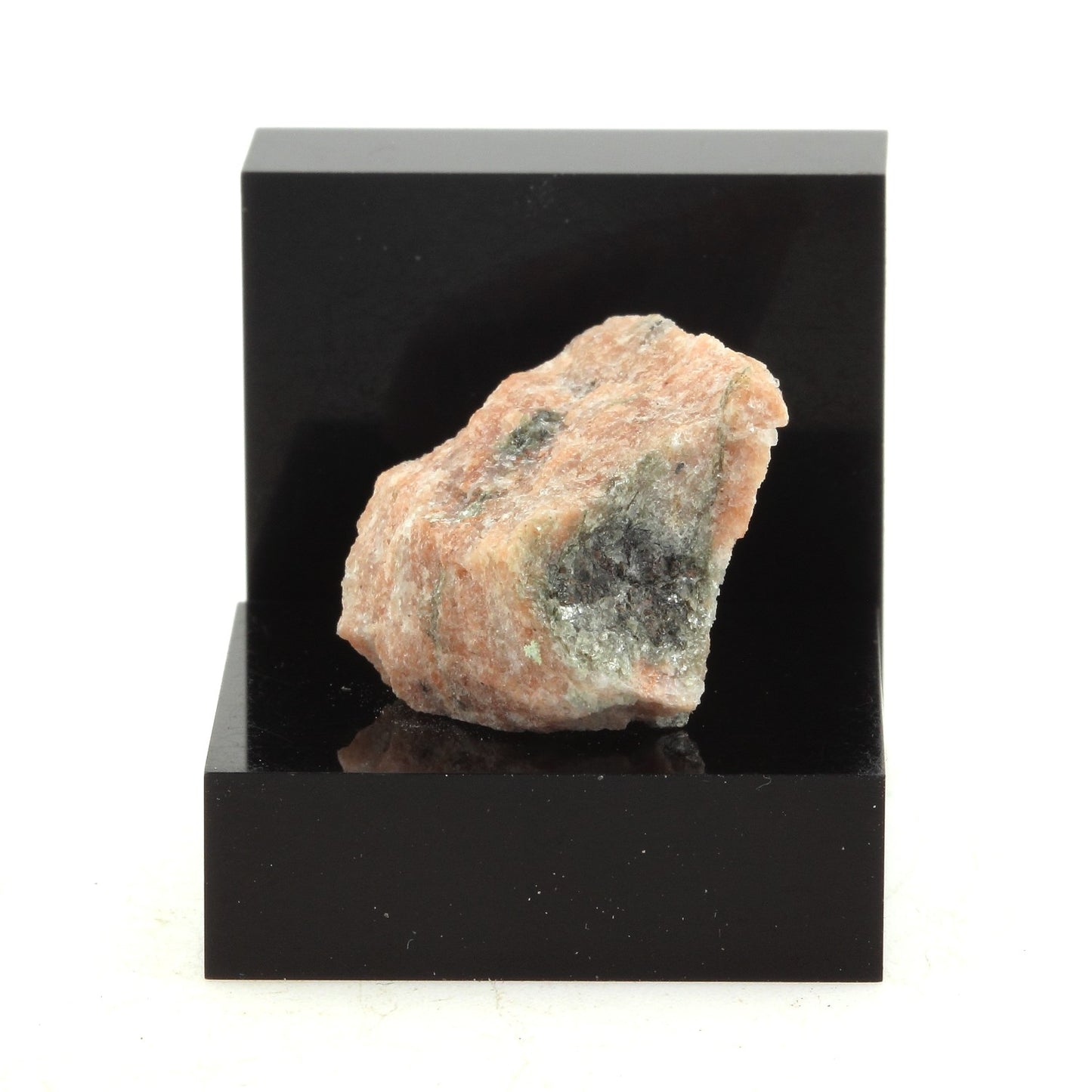 Anatexite. 28.5 carats. Grenville, Québec, Canada