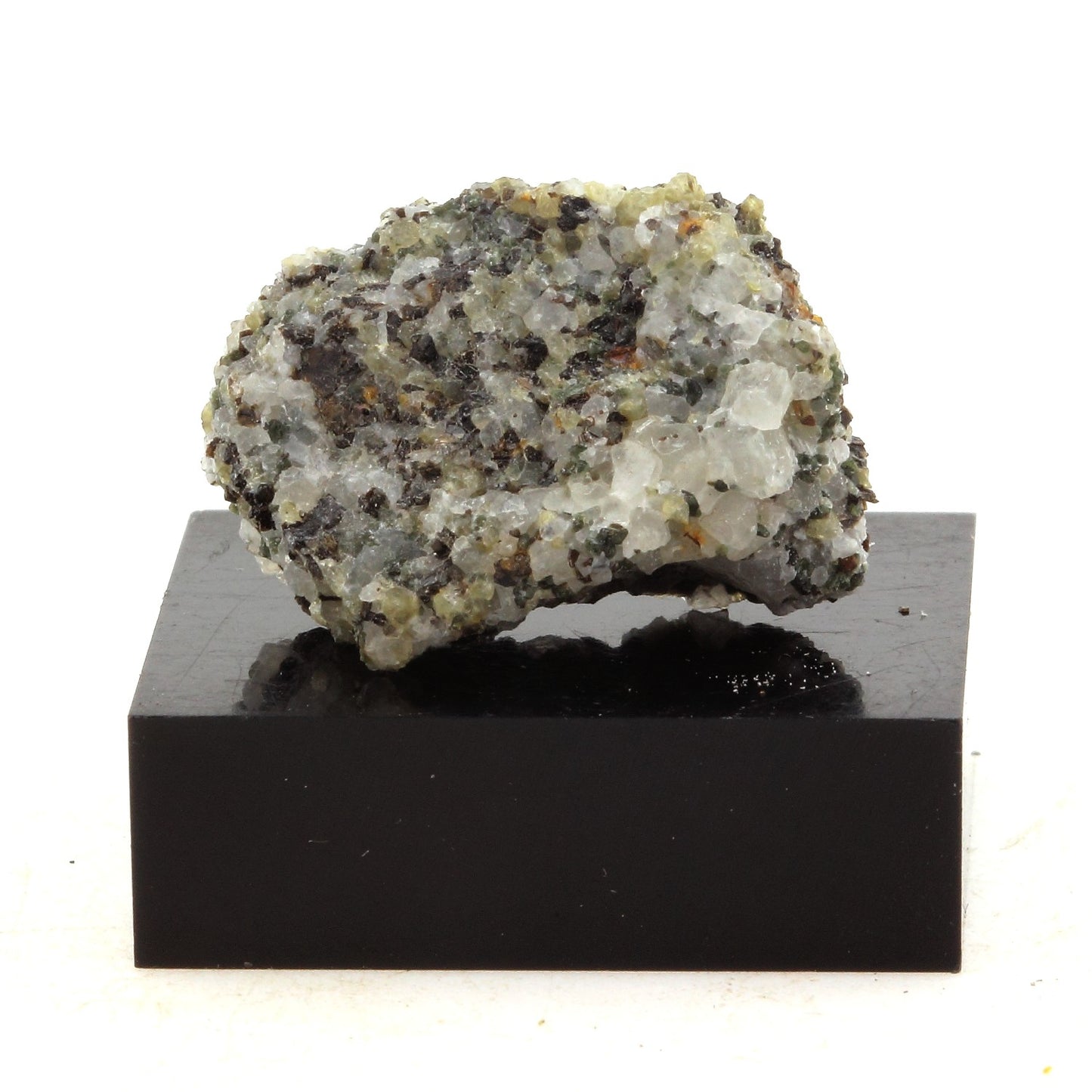 Tonalite. 35.9 carats. Renfrew, Ontario, Canada