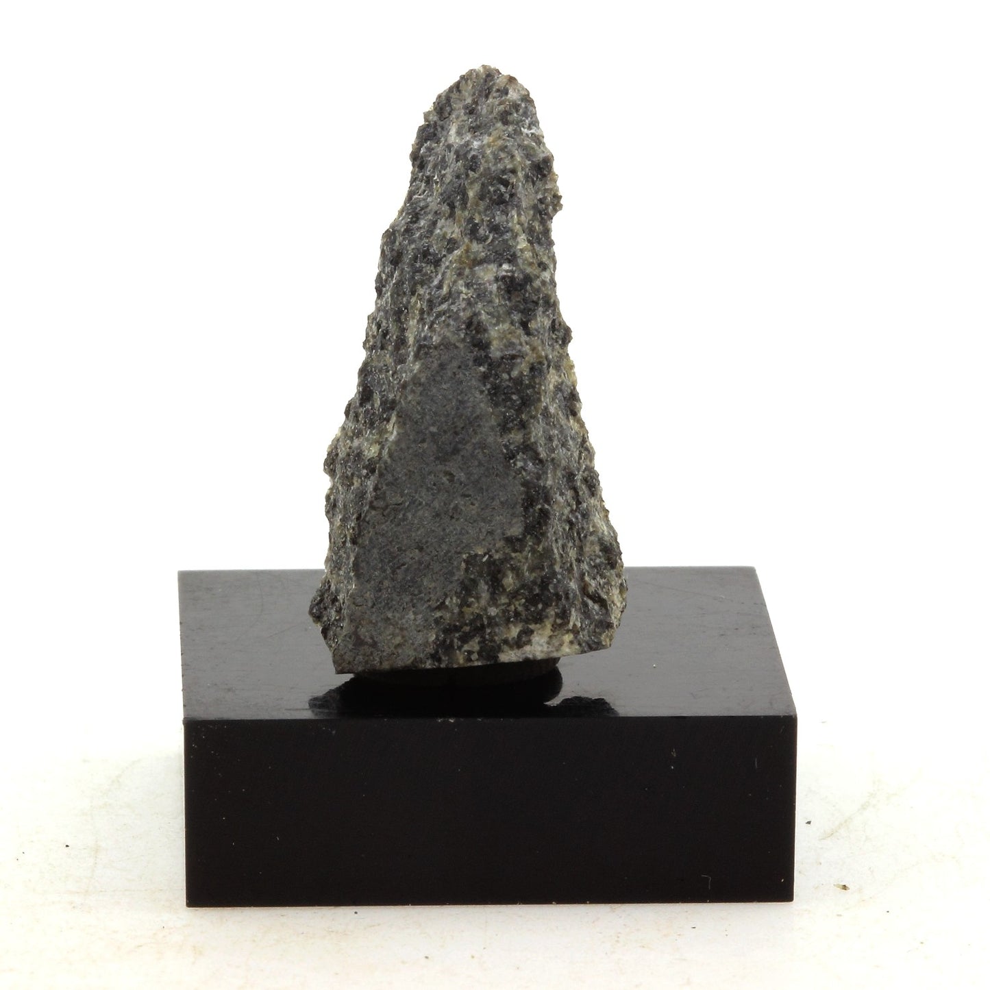 Granite. 30.6 carats. Grenville, Québec, Canada