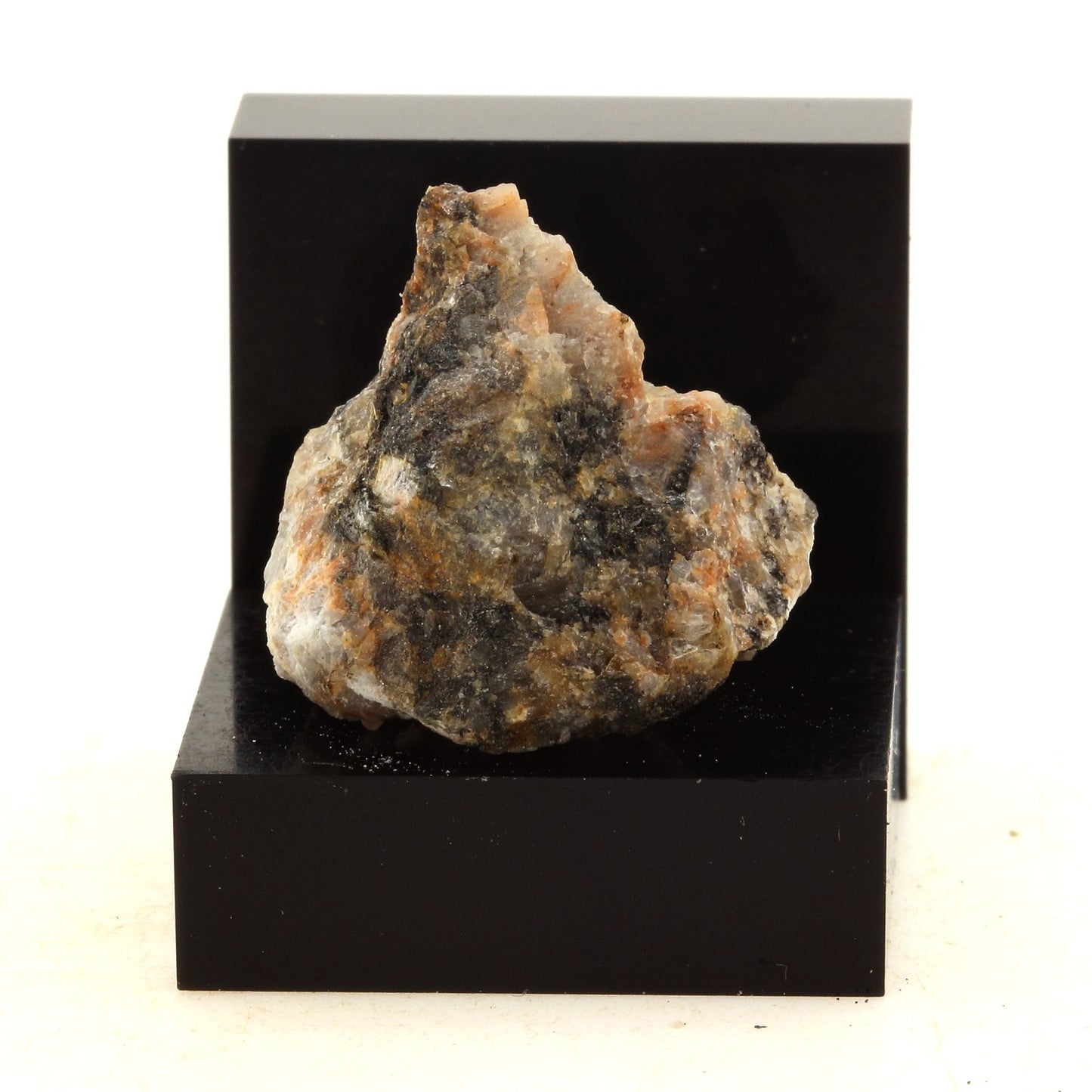 Granite. 44.0 carats. Laurentian, Quebec, Canada