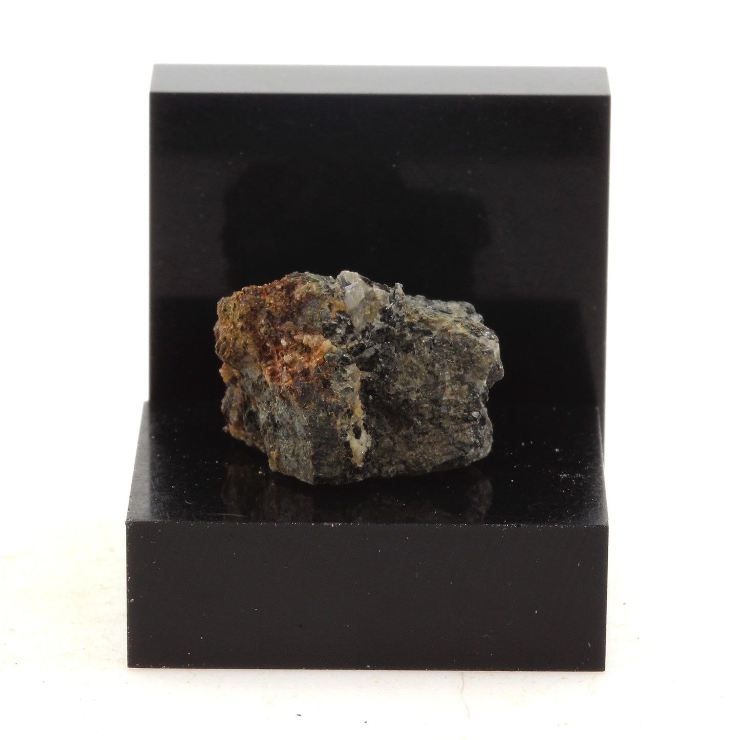 Hornblendite. 24.3 carat. Gatineau, Québec, Canada