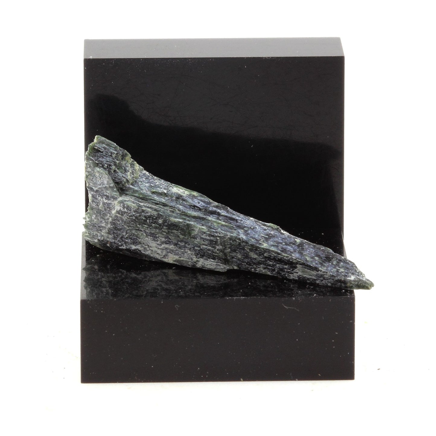 Jenkinsite. 11.6 carats. Thetford Mines, Québec, Canada