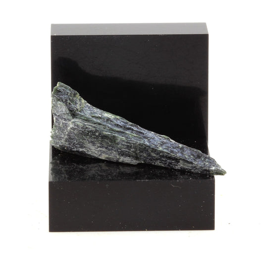 Jenkinsite. 11.6 carats. Thetford Mines, Québec, Canada