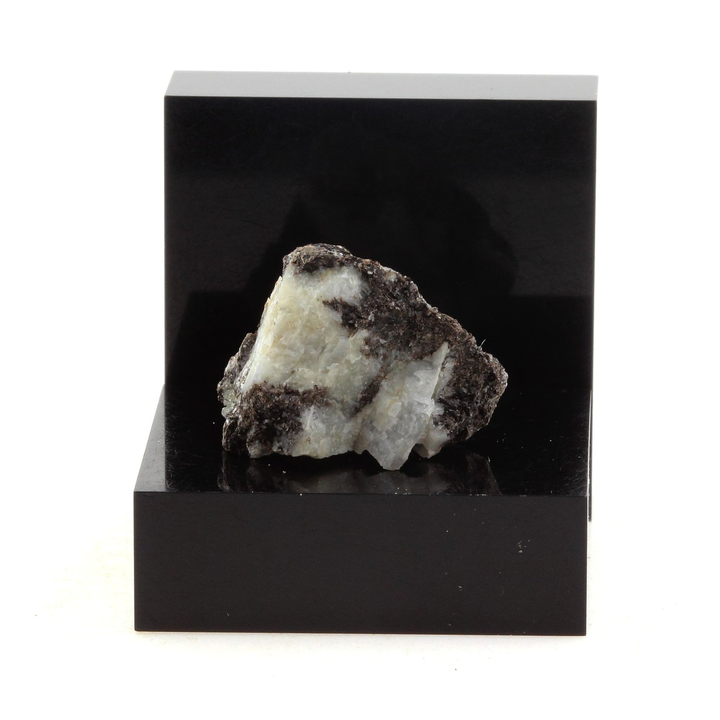 Astrophyllite. 15.5 carats. Pennsylvania, USA