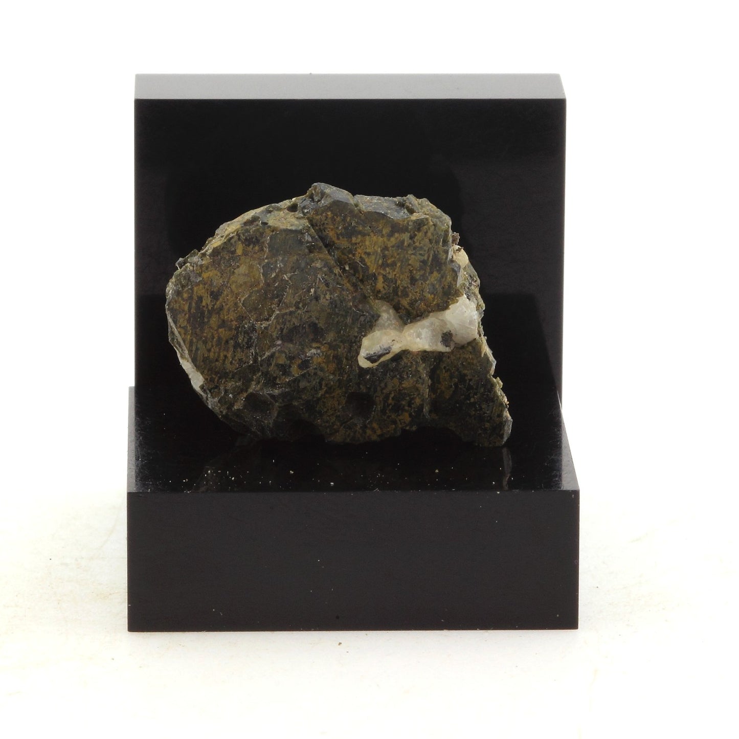 Tschermakite. 27.1 carats. Grenville, Québec, Canada