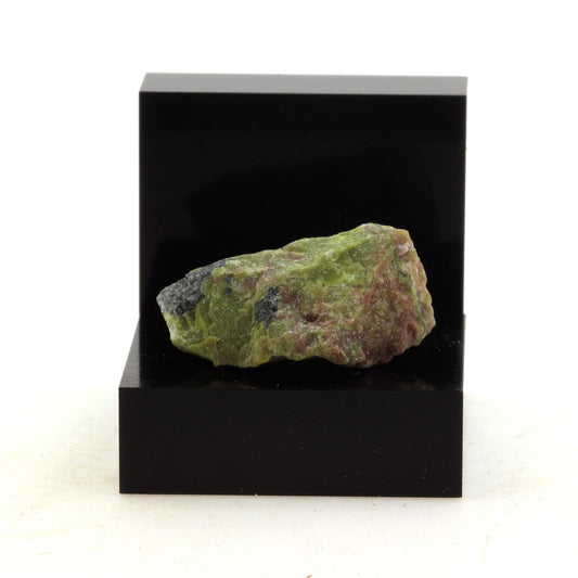 Anyolite. 16.8 carats. Bristol Mine, Québec, Canada