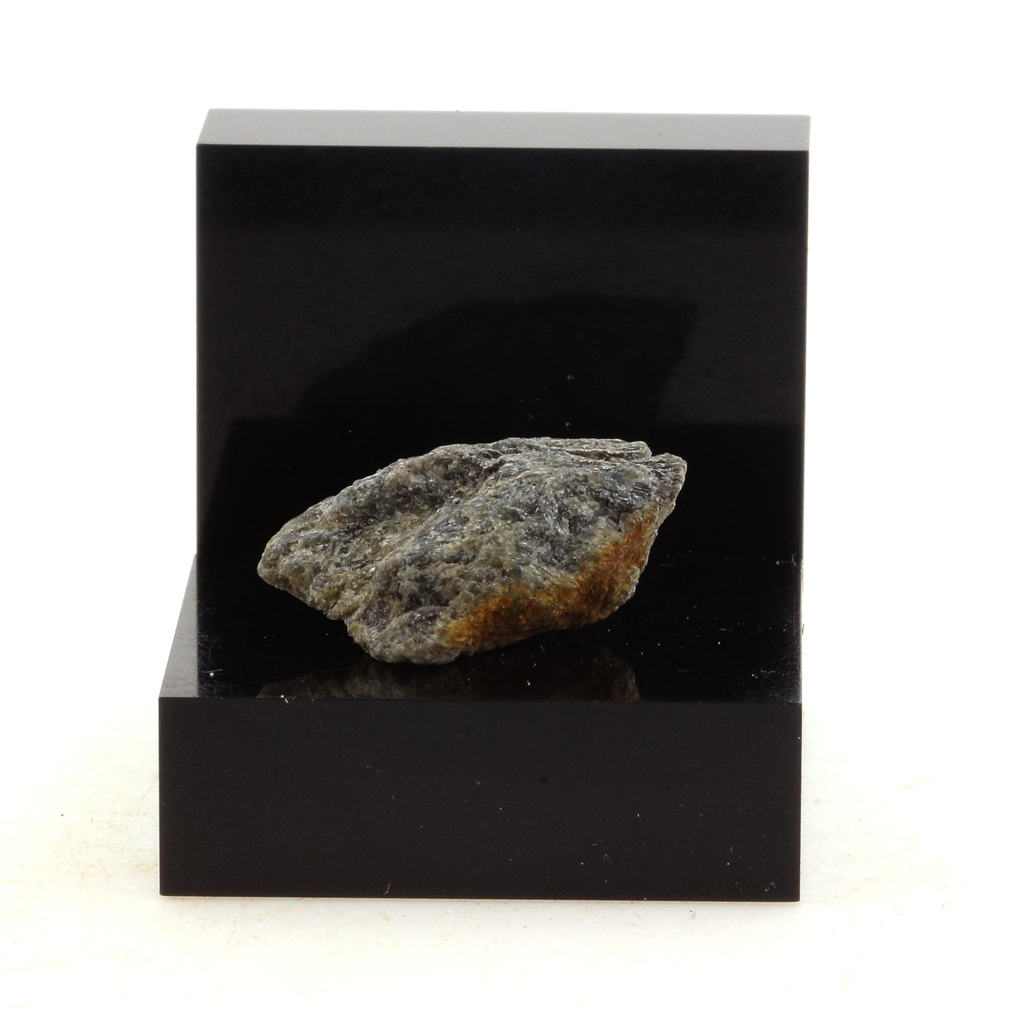 Brochantite. 16.6 carats. Montauban, Québec, Canada