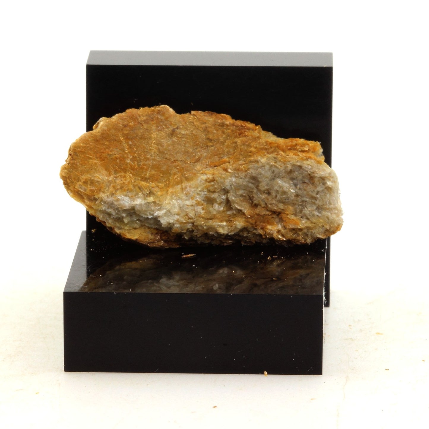 Carpholite. 21.1 carats. Montauban, Québec, Canada