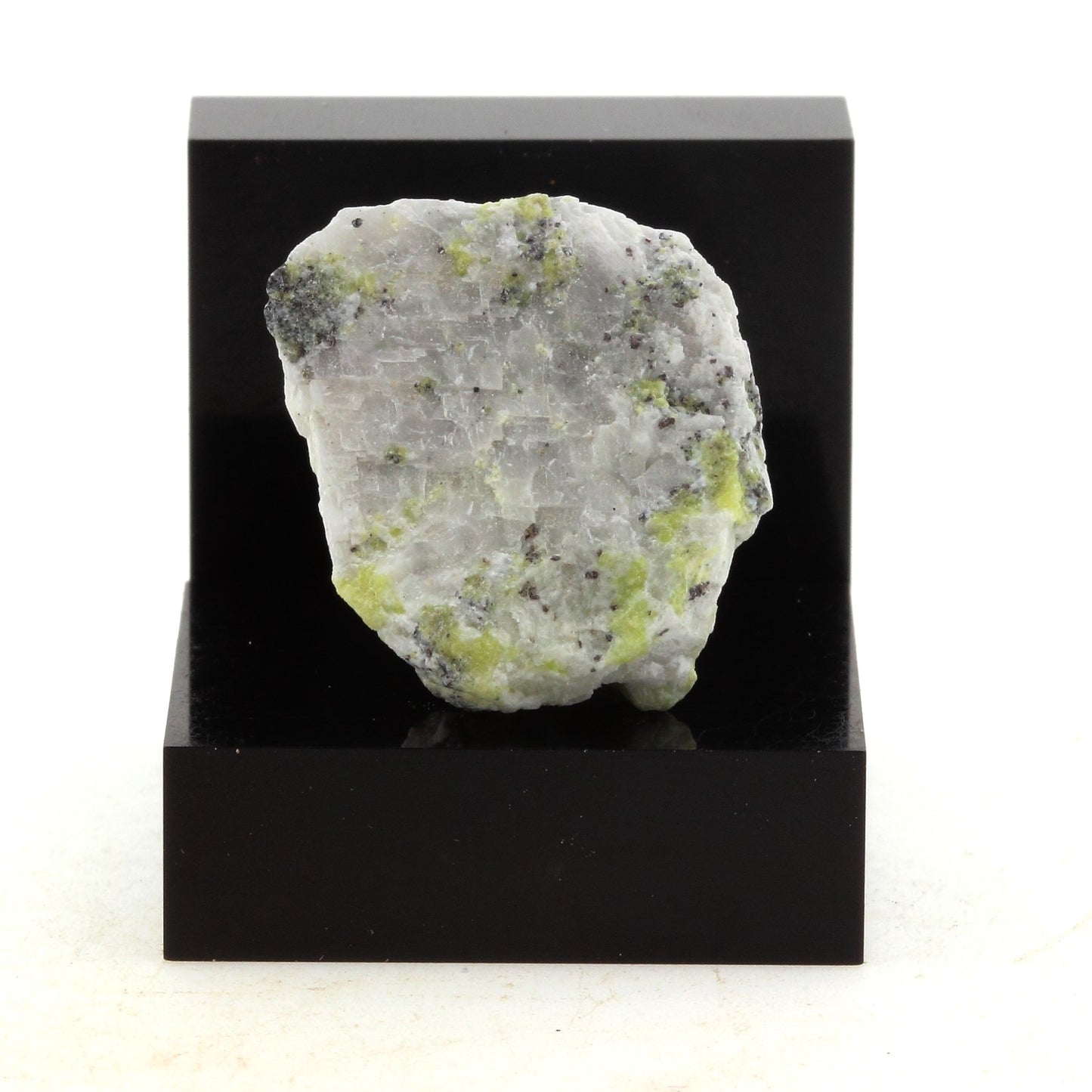 Chestermanite. 27.5 carats. Wakefield, Québec, Canada