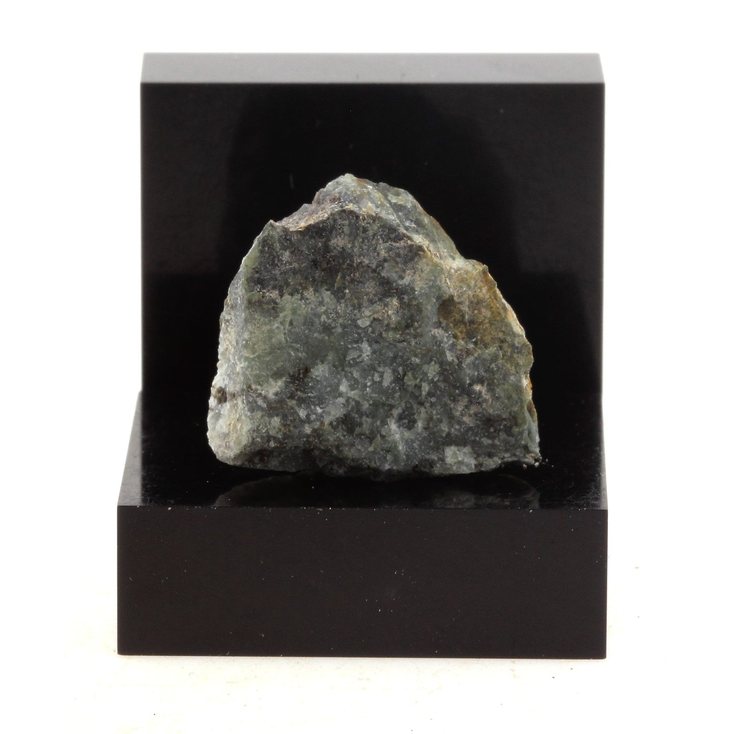 Augen gneiss. 20.1 carats. Oka, Québec, Canada