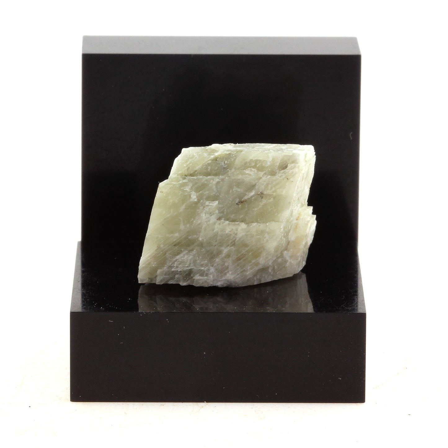 Calcite. 18.4 carats. Grenville, Québec, Canada