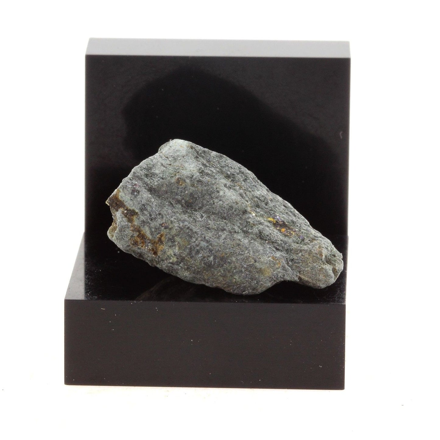 Covellite. 20.0 carats. Estrie, Québec, Canada