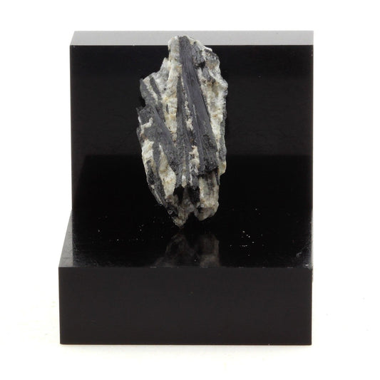 Acmite minéral. 6.7 carats. En provenance de Mont Saint-Hilaire, Québec, Canada.