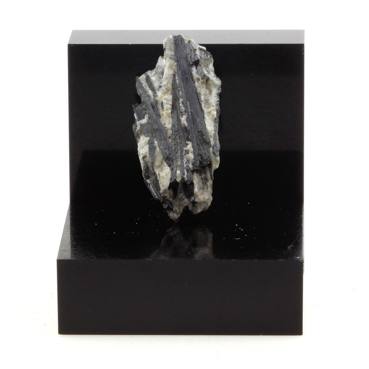 Acmite minéral. 6.7 carats. En provenance de Mont Saint-Hilaire, Québec, Canada.