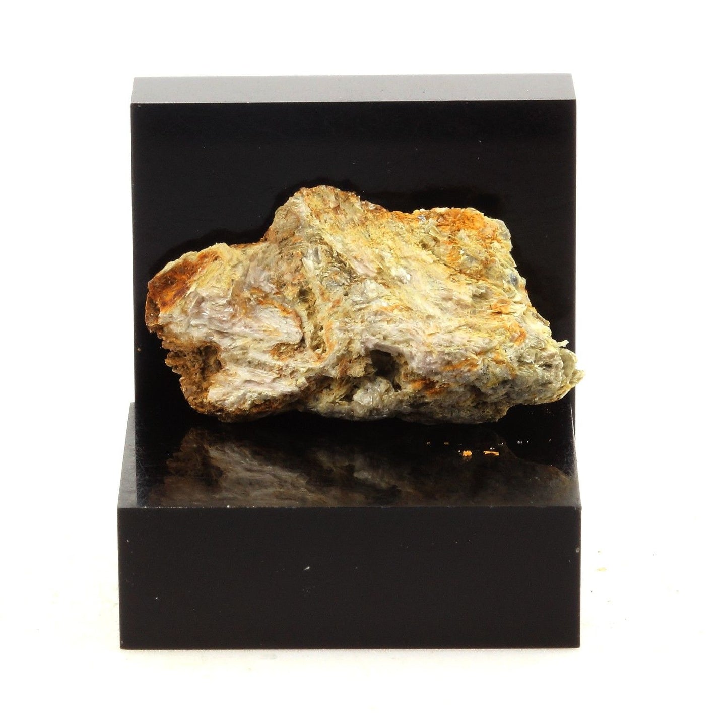 Carpholite. 15.3 carats. Montauban, Québec, Canada