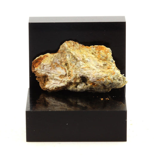 Carpholite. 15.3 carats. Montauban, Québec, Canada