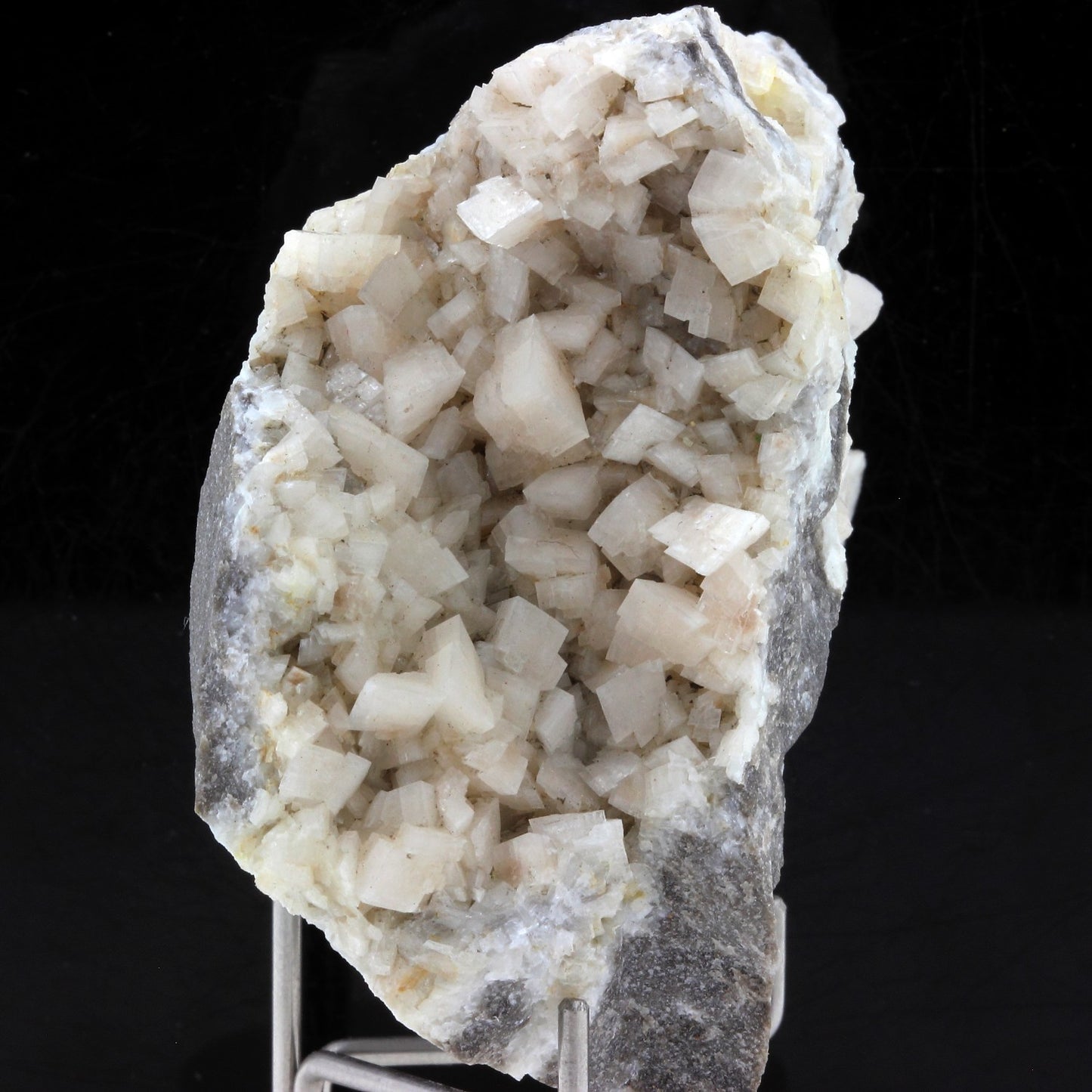 Dolomite. 468.1 carats. Anduze, Gard, France
