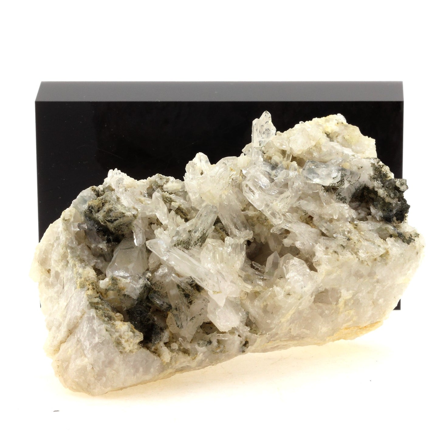 Quartz, Chlorite. 1945.0 carats. Les Deux Alpes, Oisans, France