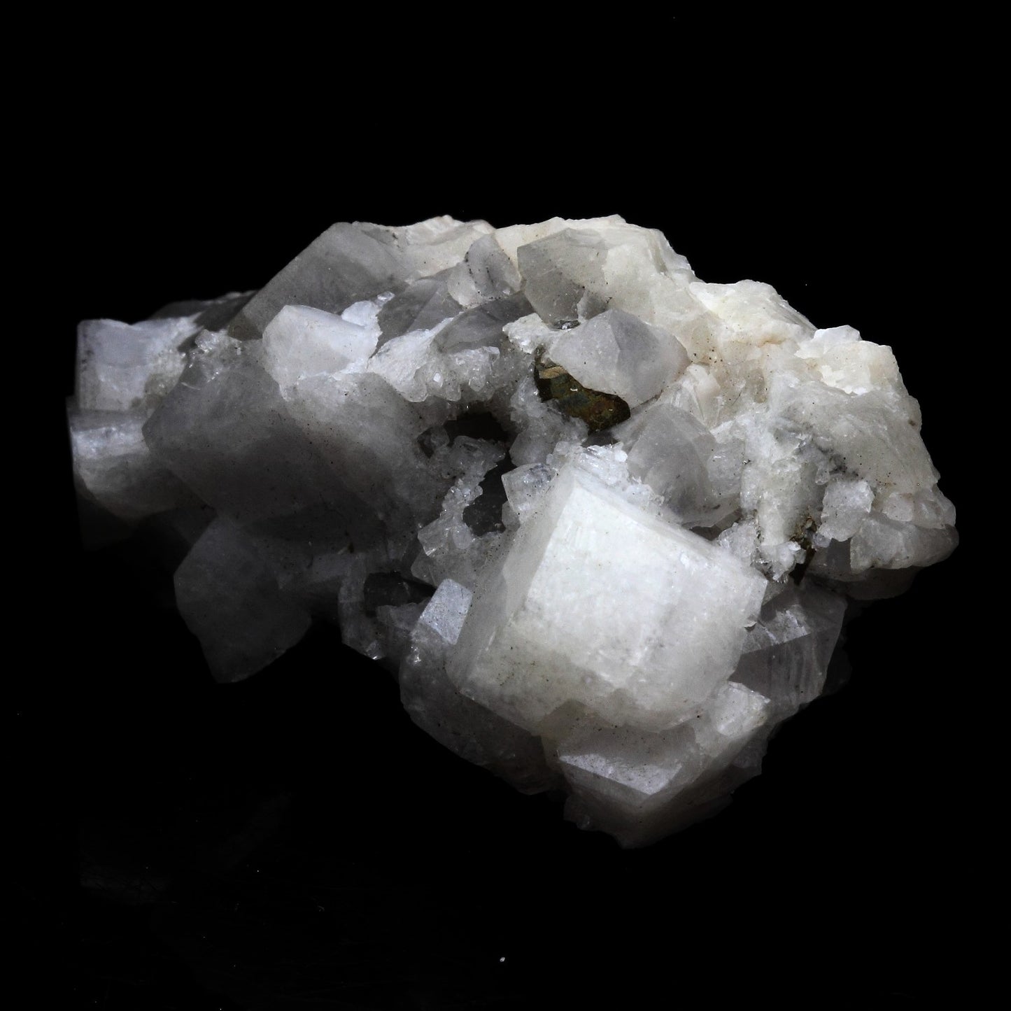 Harmotome + Calcite. 113.0 carats. Whitesmith Mine, Ecosse, Royaume-Uni