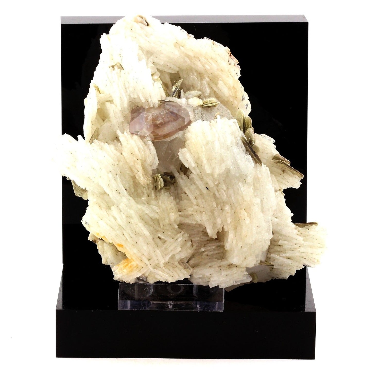 Apatite, Cleavelandite, Mica. 2520.0 carats. Sapo mine, Minas Gerais, Brésil