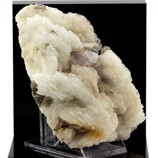 Apatite, Cleavelandite, Mica. 2520.0 carats. Sapo mine, Minas Gerais, Brésil