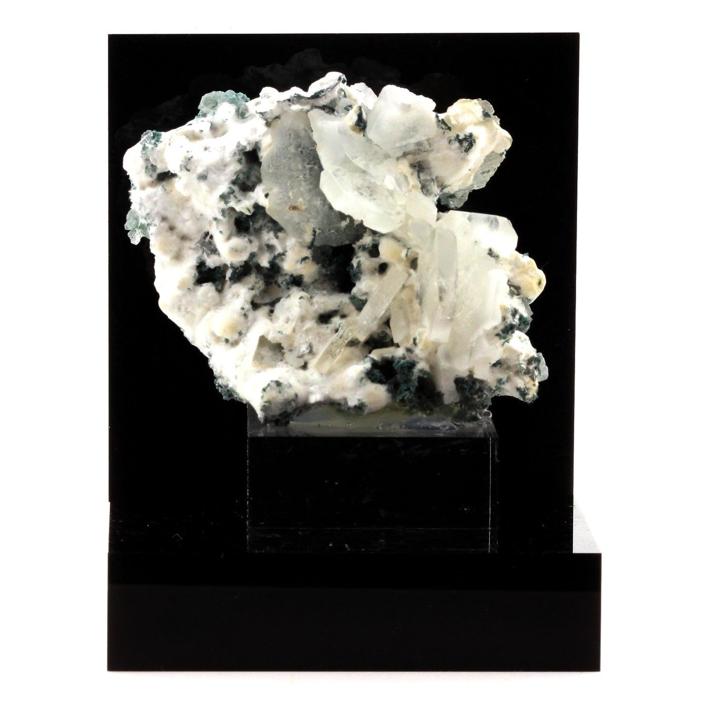 Mordenite + Baryte. 545.5 carats. Jalgaon District, Maharashtra, Inde