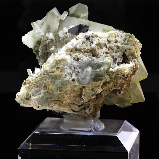 Anatase + Quartz. 589.4 carats. Pakistan
