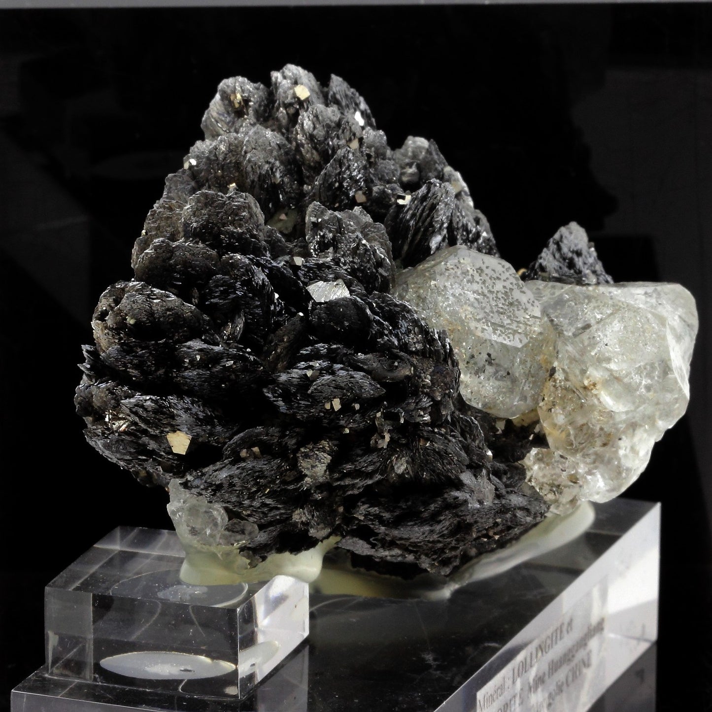 Löllingite + Fluorite mineral. 4000.0 carats. Huanggang Fe-Sn deposit, Inner Mongolia, Chine