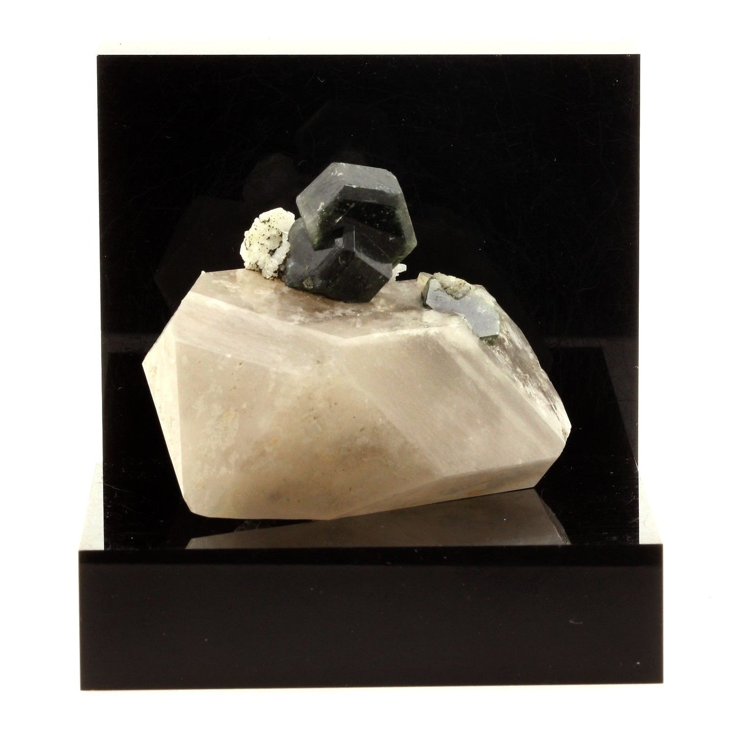 Apatite + Quartz. 599.6 carats. Sapo mine, Minas Gerais, Brésil