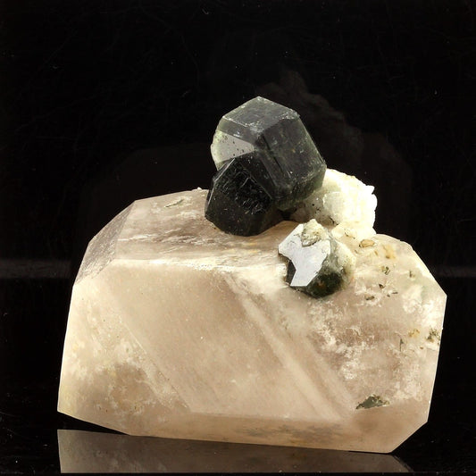 Apatite + Quartz. 599.6 carats. Sapo mine, Minas Gerais, Brésil