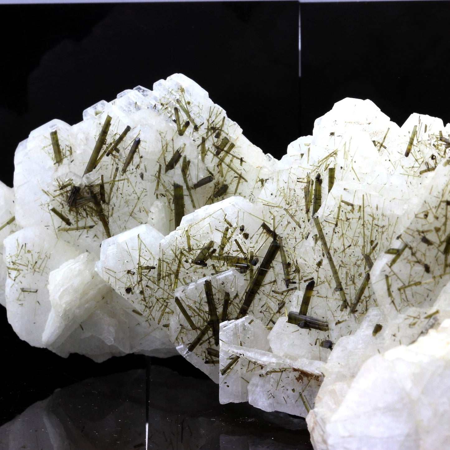 Cleavelandite + Tourmaline. 1995.0 carats. Minas Gerais, Brésil