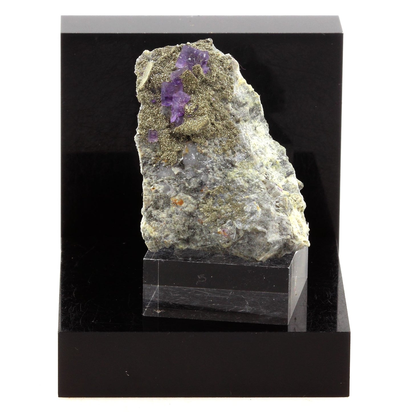 Fluorite + baryte. 53.7 carats. Saint-Péray, Ardèche, France
