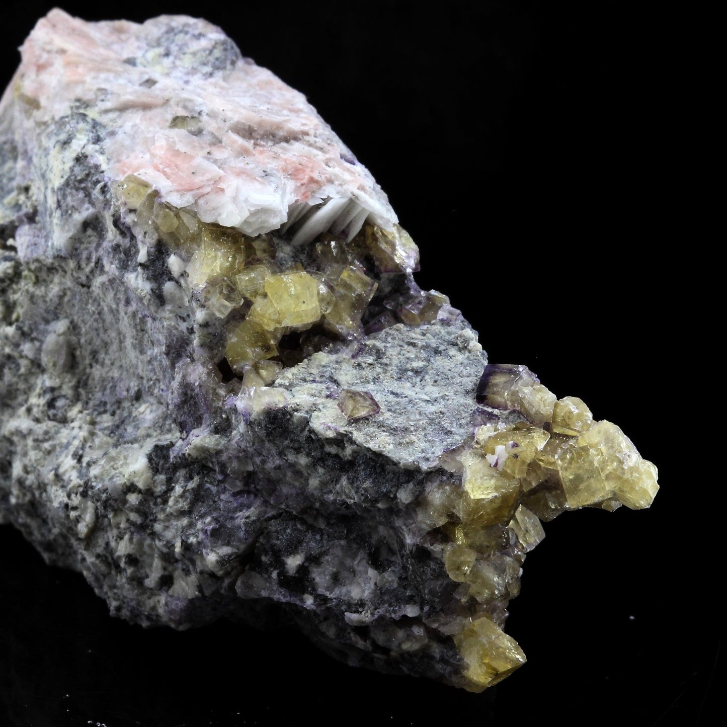 Fluorite jaune + baryte. 307.4 carats. Saint-Péray, Ardèche, France