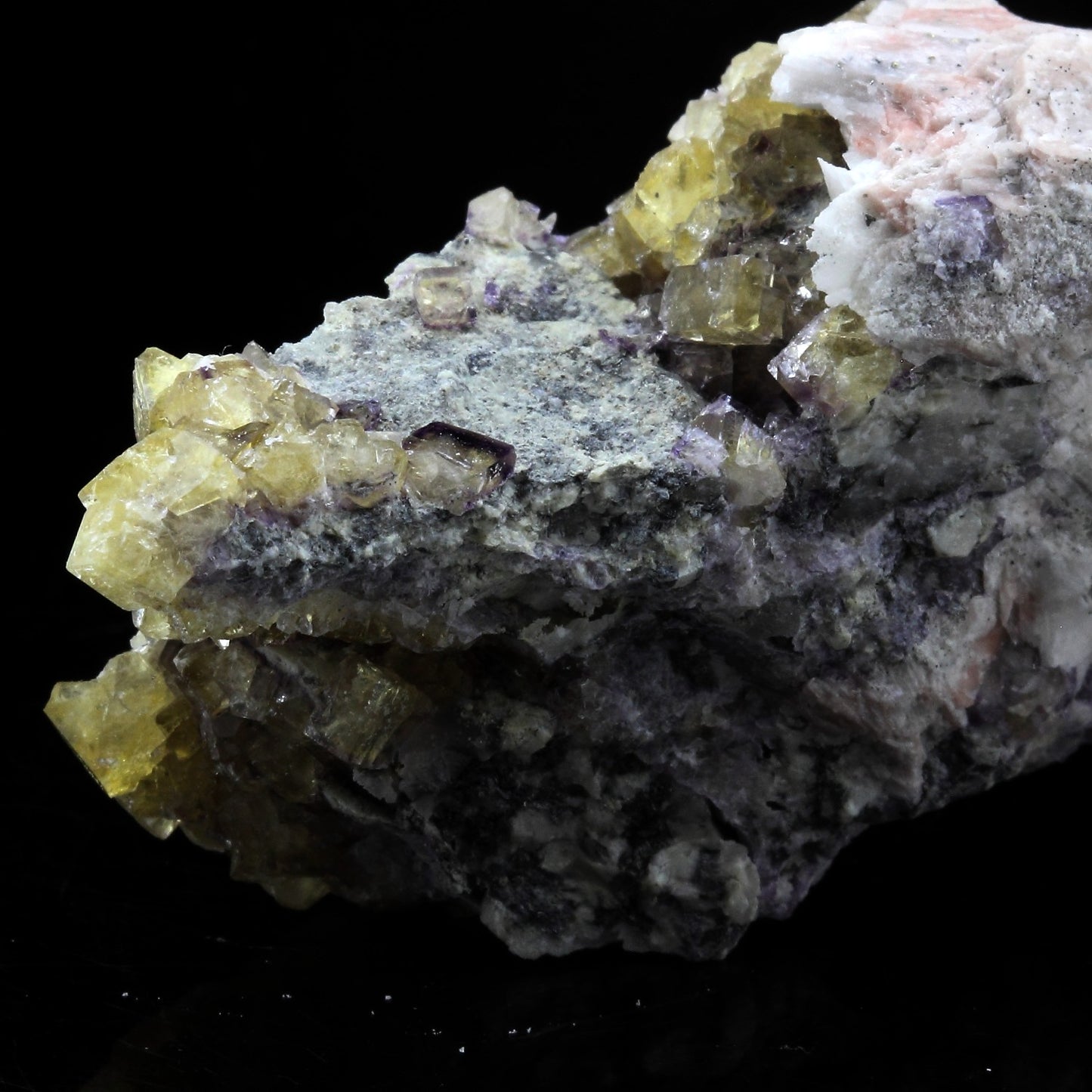 Fluorite jaune + baryte. 307.4 carats. Saint-Péray, Ardèche, France