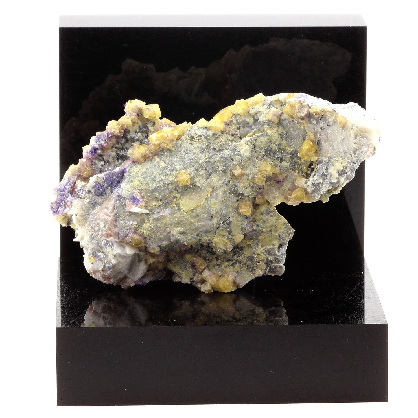 Fluorite jaune + baryte. 411.7 carats. Saint-Péray, Ardèche, France