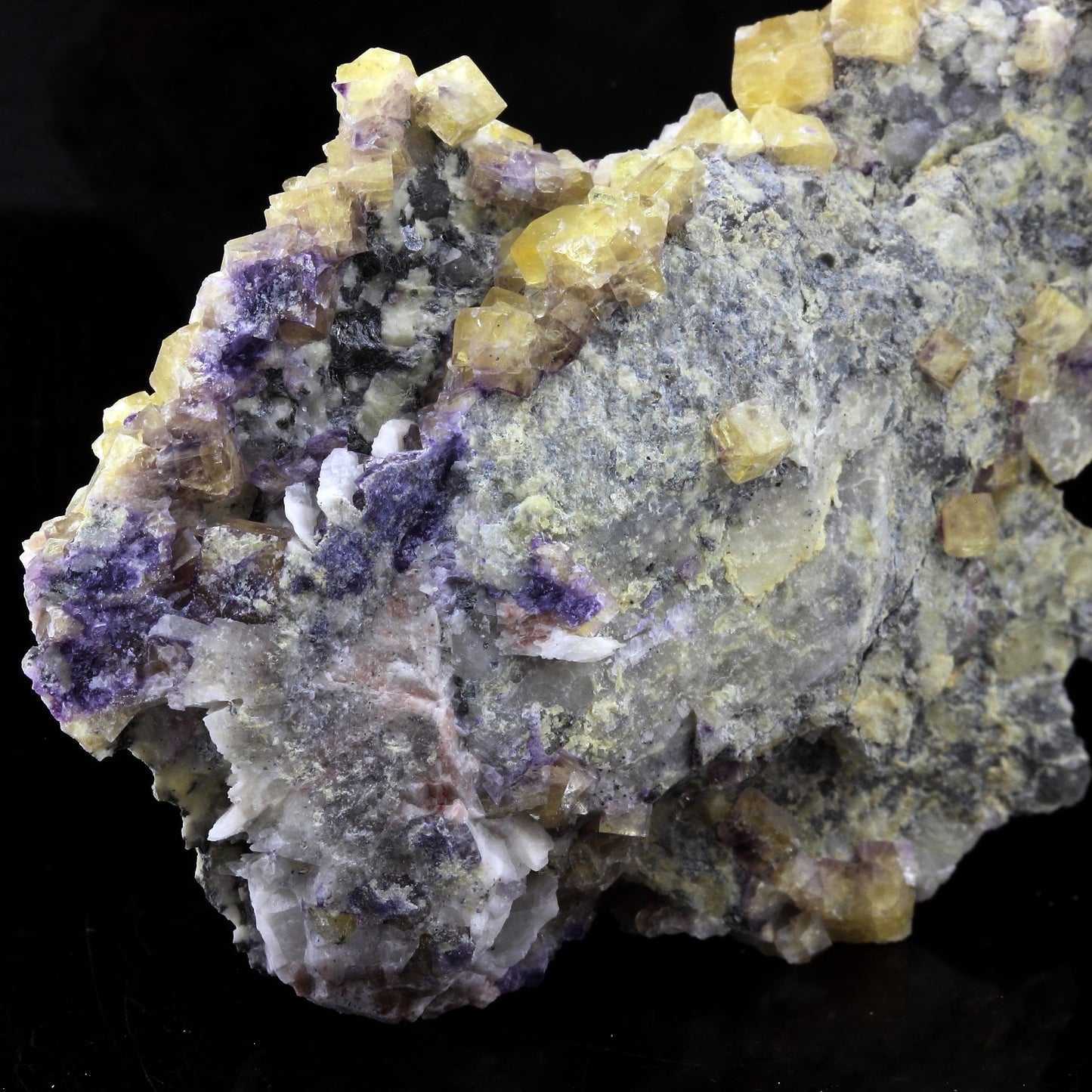 Fluorite jaune + baryte. 411.7 carats. Saint-Péray, Ardèche, France