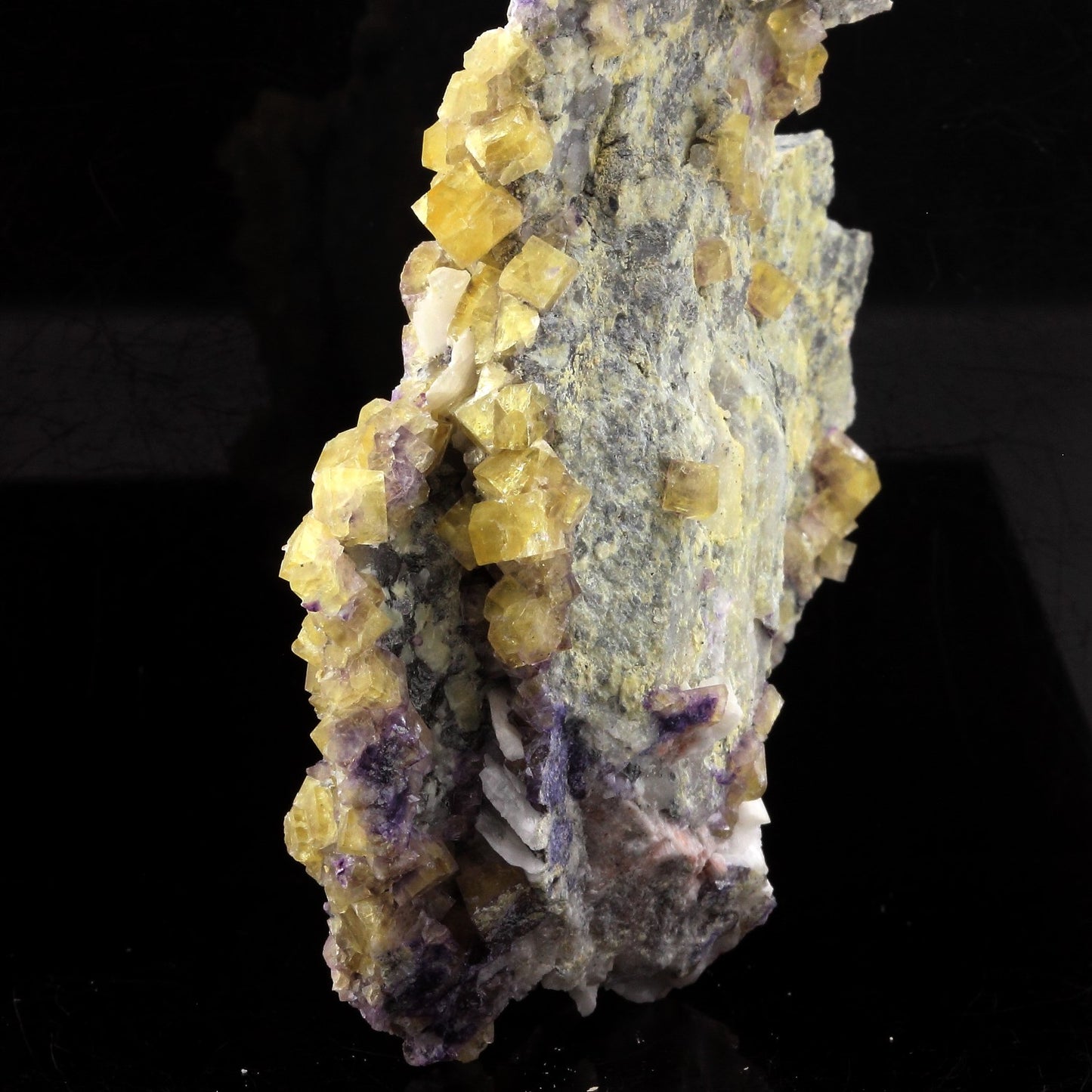 Fluorite jaune + baryte. 411.7 carats. Saint-Péray, Ardèche, France